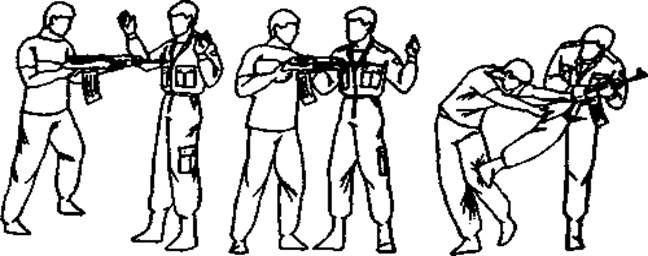 Упреждающий удар это. Обезоруживание противника при угрозе пистолетом в упор спереди. Защита при угрозе пистолетом спереди в упор. Защита от оружия и обезоруживание.