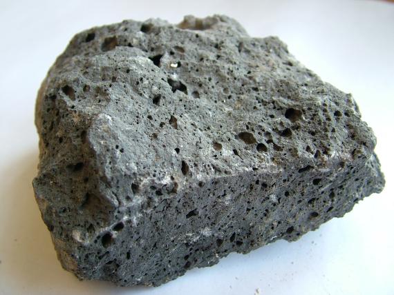 Горная порода 9 букв на к. Базальт пористый. Пемза это магматическая Горная порода. Вулканический туф и пемза. Магмвтическая чёрная пористая порода.