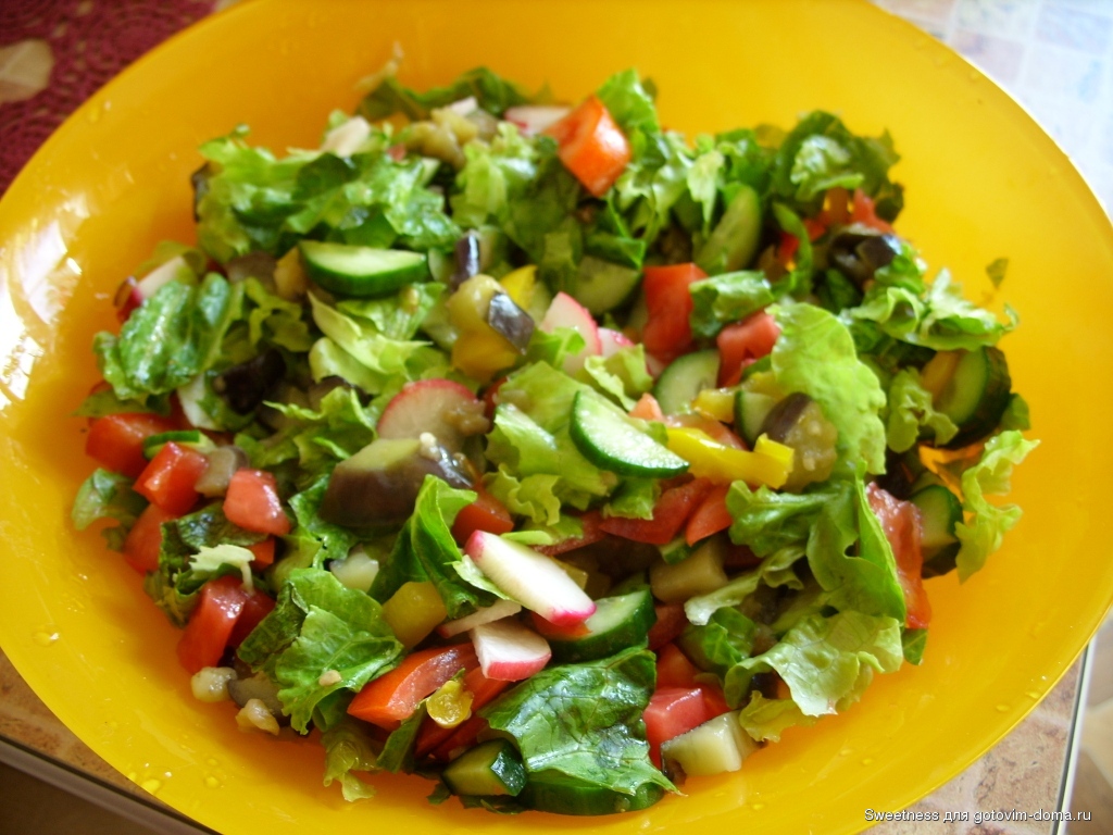 Бжу салат из огурцов. Летние салаты. Летний салат Ингредиенты. Овощной салат без заправки. Салат летний калорийность.